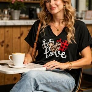 Women's Lover Heart Graphic V Neck Shirt Valentines Funny T-Shirt Short Sleeves